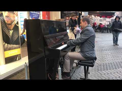 鋼琴演奏在纽倫堡市集广场10/4/2019